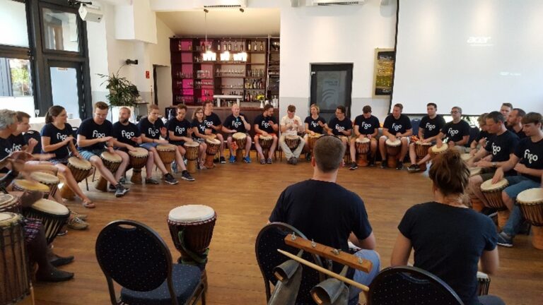 Trommelkunst hat in Zusammenarbeit mit Kooperations-Partnern im Bereich Betriebliches Gesundheitsmanagement verschiedene Programme entwickelt, die Mitarbeitern und Führungskräften das Thema Gesundheit mit Leichtigkeit und Freude näher bringen.