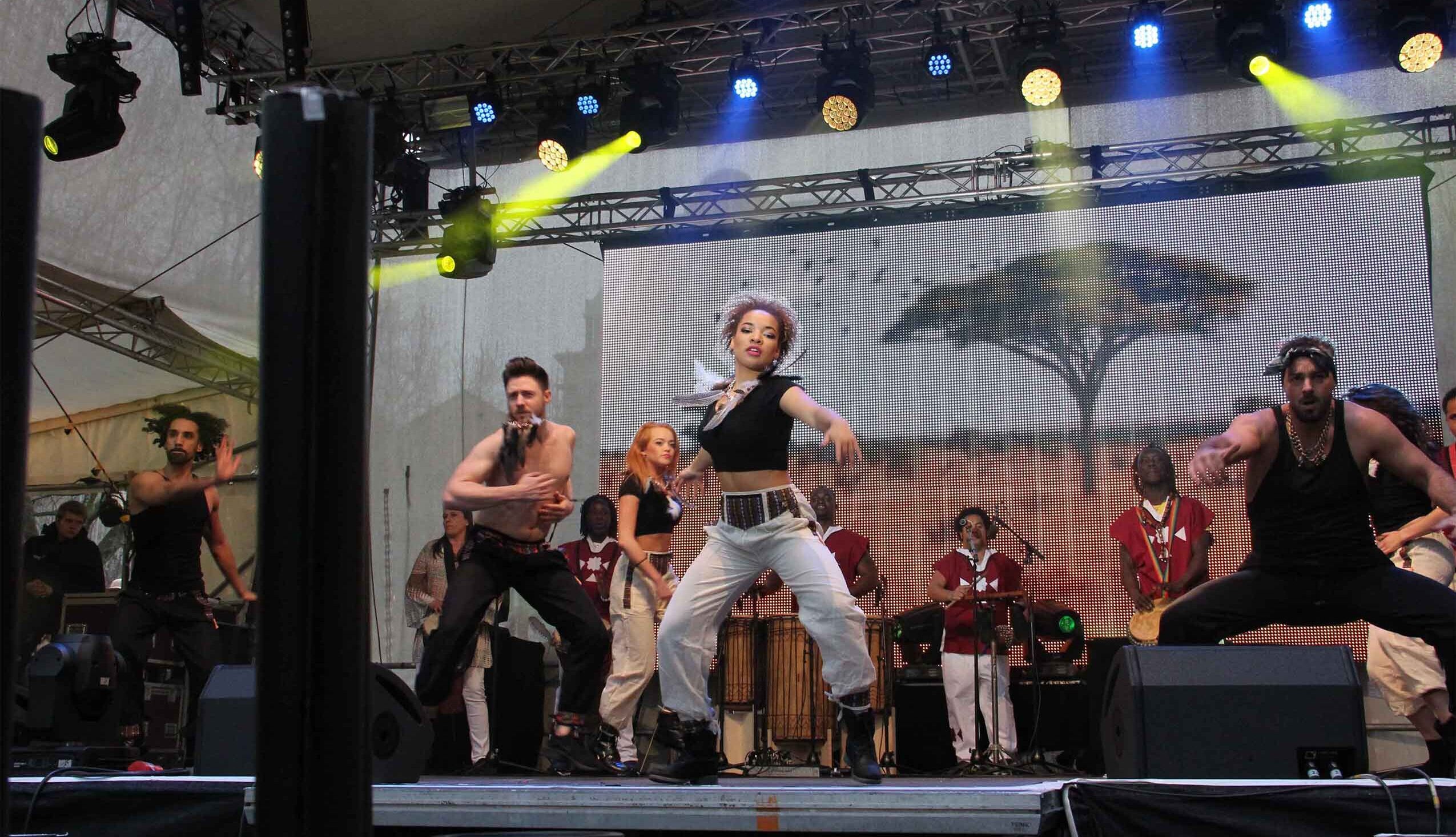 Trommelkunst Percussion-Ensemble bei einer Live-Trommelshow