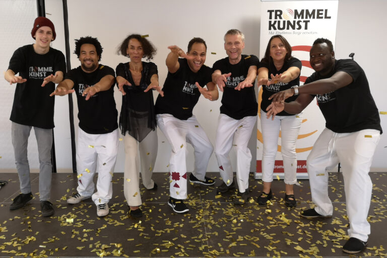 Dieses außergewöhnliche Erlebnis macht klar, dass Zusammenarbeit nur gelingen kann, wenn alle Beteiligten zusammen arbeiten, aufeinander hören und sich gegenseitig unterstützen.