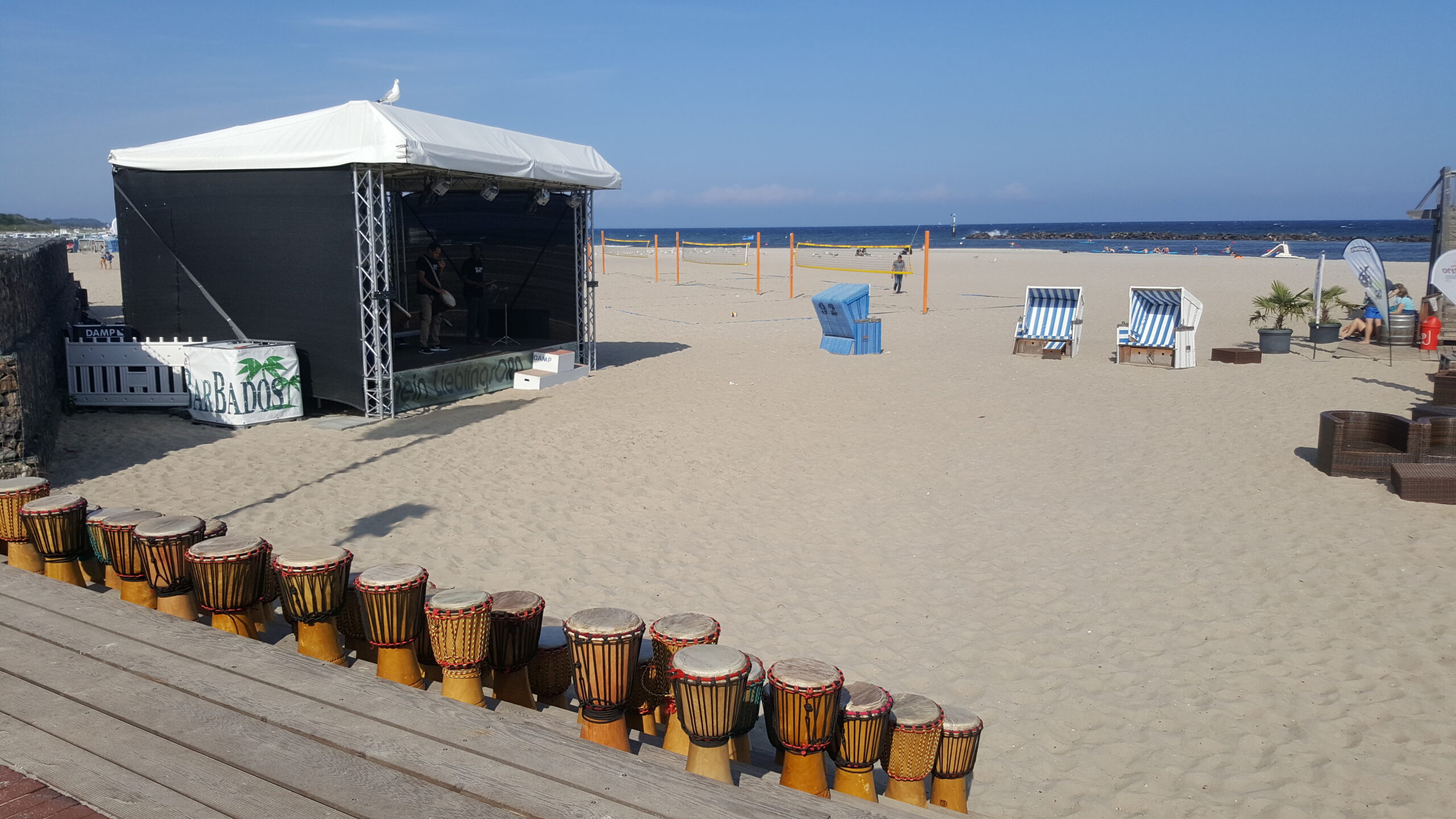 Trommeln und Eventbühne bei einer Kundenveranstaltung am Strand