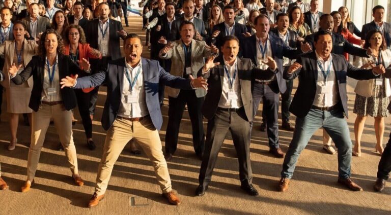 Trommelkunst Haka Team Event mit Vielzahl von Teilnehmern in Anzug während einer Veranstaltung.